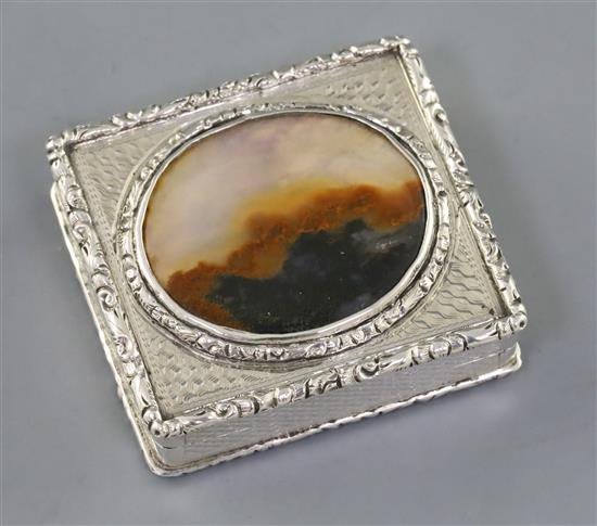 An early Victorian silver and agate mounted square vinaigrette, by Edward Smith, gross 38 grams.